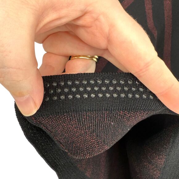 Max Studio Chevron Print Bodycon Dress Size XS Black Red V-Neck Sleeveless Knit - Picture 11 of 11